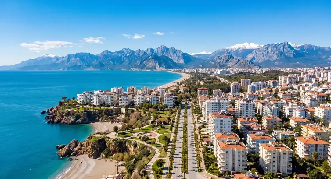 Antalya'nın deniz, sahil şeridi ve Toros dağlarını içeren panoramik görünümü