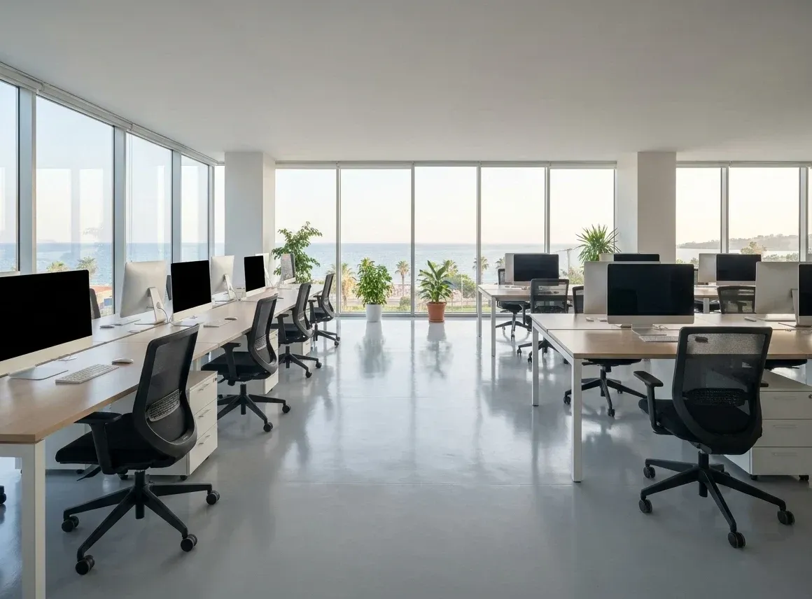 Boş masaları ve parlatılmış zemini ile temizlenmiş açık ofis katı
